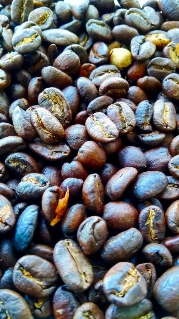 La clasificación del café de especialidad se hace grano a grano mediante el estudio de su origen y propiedades